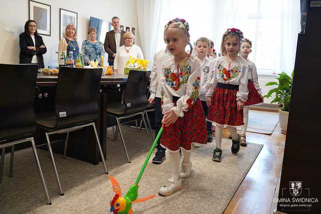 [FOTO] Przedszkolaki zawitały z życzeniami do Urzędu Gminy