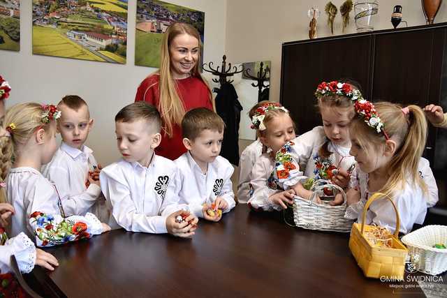 [FOTO] Przedszkolaki zawitały z życzeniami do Urzędu Gminy