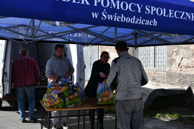 [FOTO] Przekazano świąteczne paczki dla potrzebujących