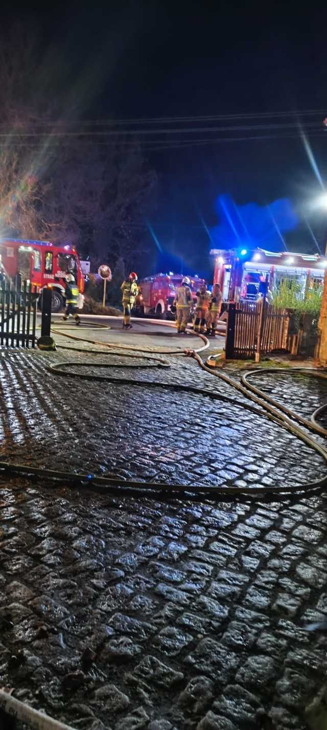 [FOTO] Płonął dach budynku wielorodzinnego. Akcja gaśnicza trwała ponad 4 godziny