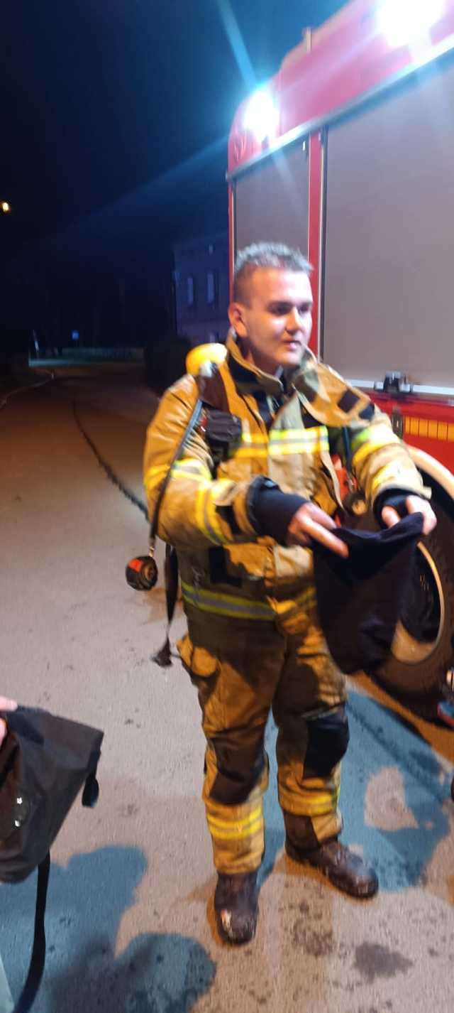 [FOTO] Płonął dach budynku wielorodzinnego. Akcja gaśnicza trwała ponad 4 godziny