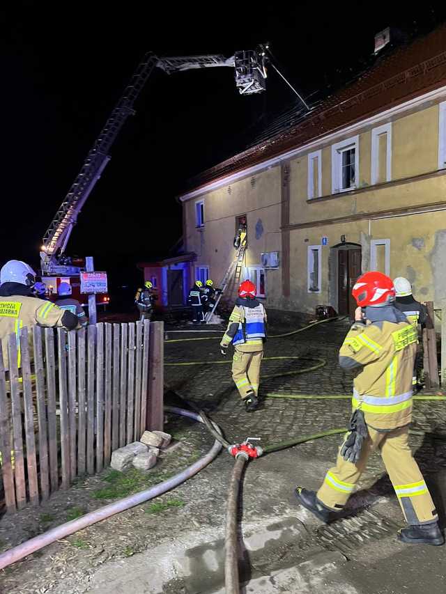 [FOTO] Płonął dach budynku wielorodzinnego. Akcja gaśnicza trwała ponad 4 godziny