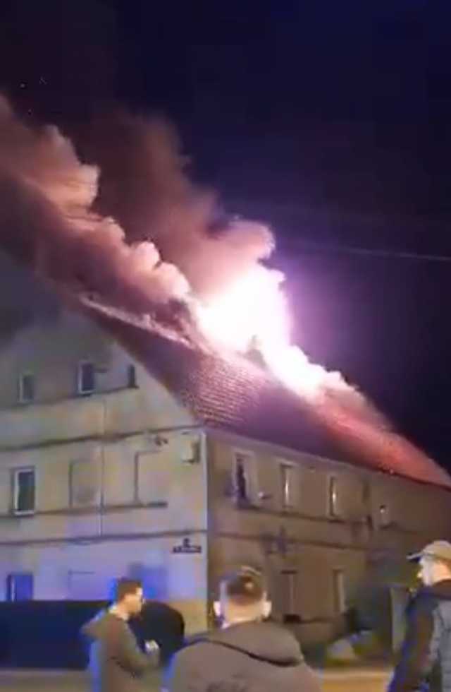 [FOTO] Płonął dach budynku wielorodzinnego. Akcja gaśnicza trwała ponad 4 godziny