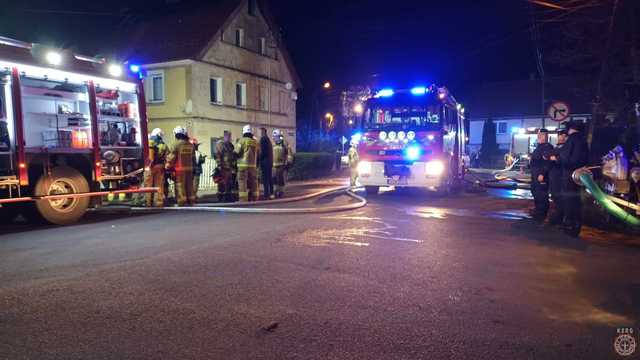 [FOTO] Płonął dach budynku wielorodzinnego. Akcja gaśnicza trwała ponad 4 godziny