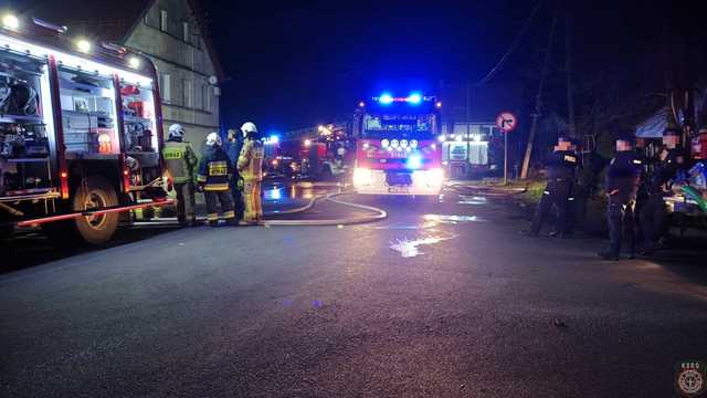 [FOTO] Płonął dach budynku wielorodzinnego. Akcja gaśnicza trwała ponad 4 godziny