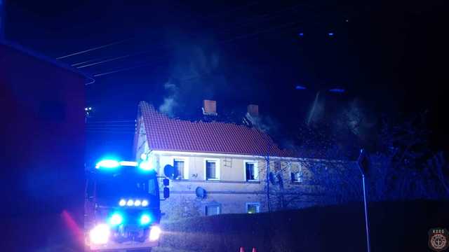 [FOTO] Płonął dach budynku wielorodzinnego. Akcja gaśnicza trwała ponad 4 godziny