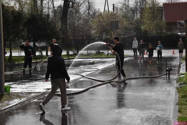 [FOTO] Celebrowali śmigusa-dyngusa w towarzystwie druhów z OSP