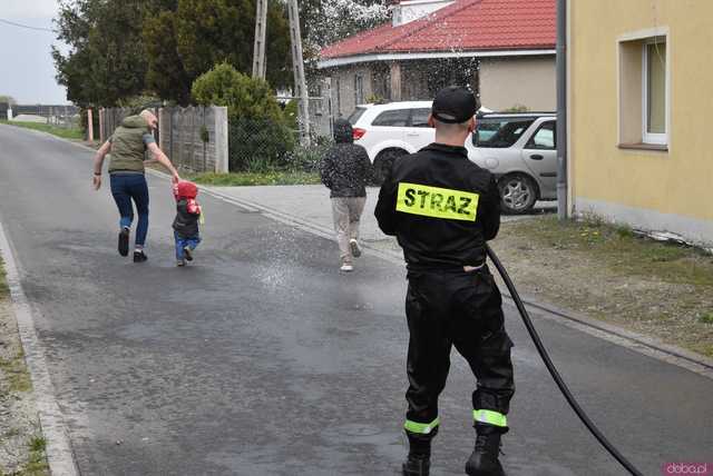 [FOTO] Celebrowali śmigusa-dyngusa w towarzystwie druhów z OSP