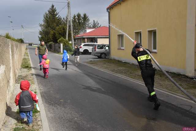 [FOTO] Celebrowali śmigusa-dyngusa w towarzystwie druhów z OSP