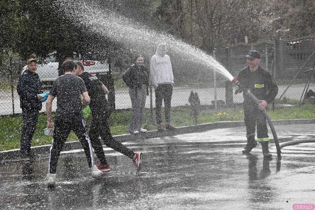 [FOTO] Celebrowali śmigusa-dyngusa w towarzystwie druhów z OSP