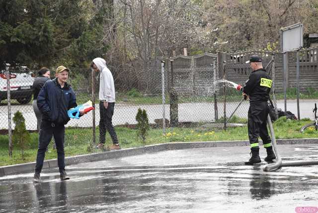 [FOTO] Celebrowali śmigusa-dyngusa w towarzystwie druhów z OSP