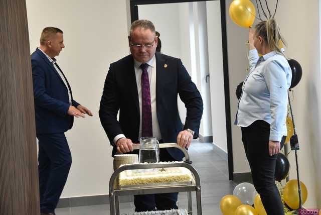 [FOTO] Uroczyste otwarcie Centrum Sportu i Rekreacji ze świetlicą wiejską w Szczepanowie. Zobaczcie, jak prezentuje się nowy obiekt