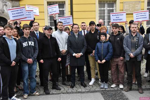 [WIDEO, FOTO] Wicemarszałek Bosak wspiera kandydatów do rady powiatu. Przedstawiono postulaty wyborcze komitetu