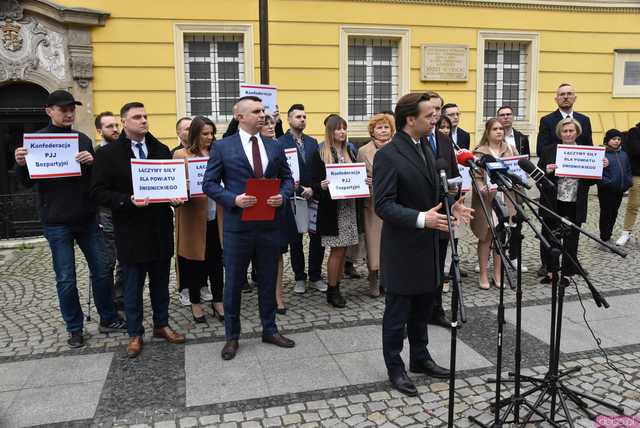 [WIDEO, FOTO] Wicemarszałek Bosak wspiera kandydatów do rady powiatu. Przedstawiono postulaty wyborcze komitetu