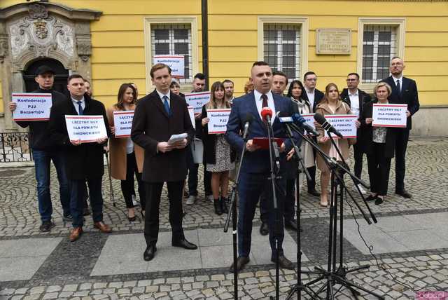 [WIDEO, FOTO] Wicemarszałek Bosak wspiera kandydatów do rady powiatu. Przedstawiono postulaty wyborcze komitetu