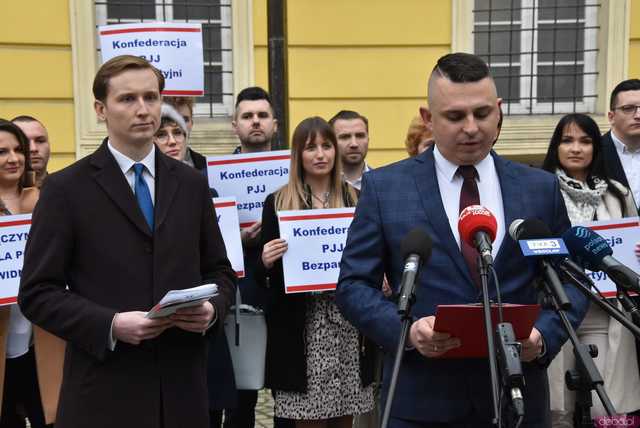 [WIDEO, FOTO] Wicemarszałek Bosak wspiera kandydatów do rady powiatu. Przedstawiono postulaty wyborcze komitetu