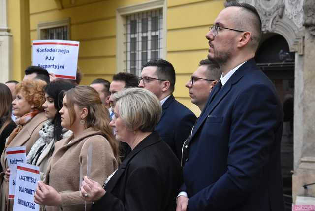 [WIDEO, FOTO] Wicemarszałek Bosak wspiera kandydatów do rady powiatu. Przedstawiono postulaty wyborcze komitetu