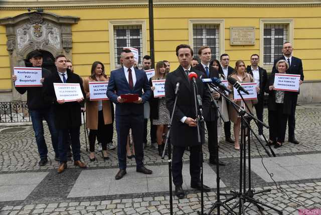 [WIDEO, FOTO] Wicemarszałek Bosak wspiera kandydatów do rady powiatu. Przedstawiono postulaty wyborcze komitetu