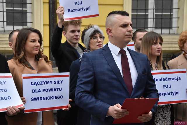 [WIDEO, FOTO] Wicemarszałek Bosak wspiera kandydatów do rady powiatu. Przedstawiono postulaty wyborcze komitetu