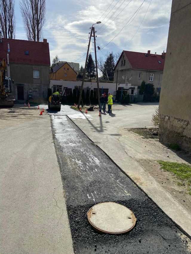 Trwa odtwarzanie nawierzchni drogowej w Mokrzeszowie