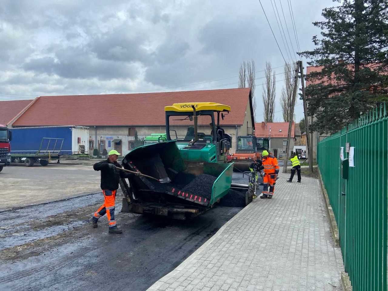 Trwa odtwarzanie nawierzchni drogowej w Mokrzeszowie