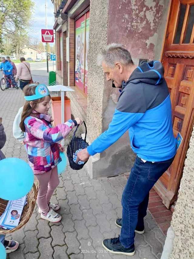 [FOTO] Uczniowie ze Szkoły Podstawowej w Żarowie obchodzili Światowy Dzień Świadomości Autyzmu