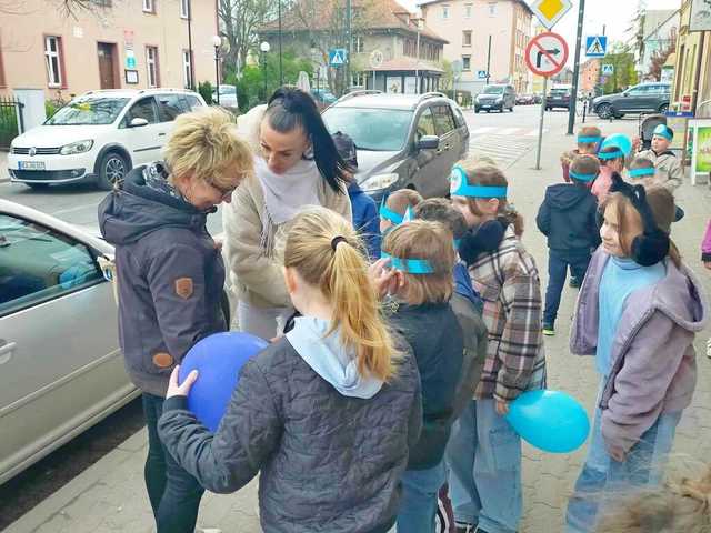 [FOTO] Uczniowie ze Szkoły Podstawowej w Żarowie obchodzili Światowy Dzień Świadomości Autyzmu