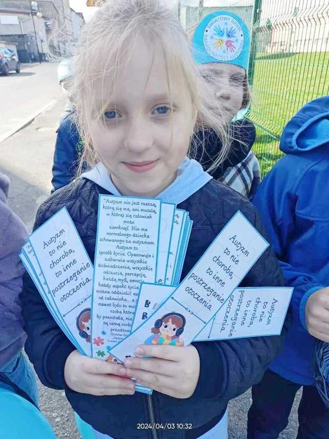[FOTO] Uczniowie ze Szkoły Podstawowej w Żarowie obchodzili Światowy Dzień Świadomości Autyzmu
