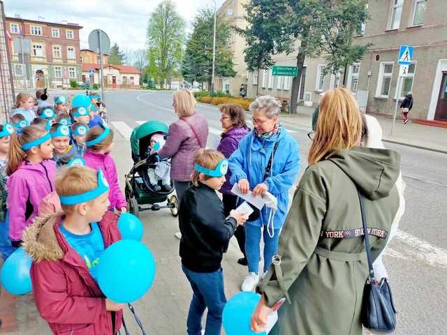 [FOTO] Uczniowie ze Szkoły Podstawowej w Żarowie obchodzili Światowy Dzień Świadomości Autyzmu