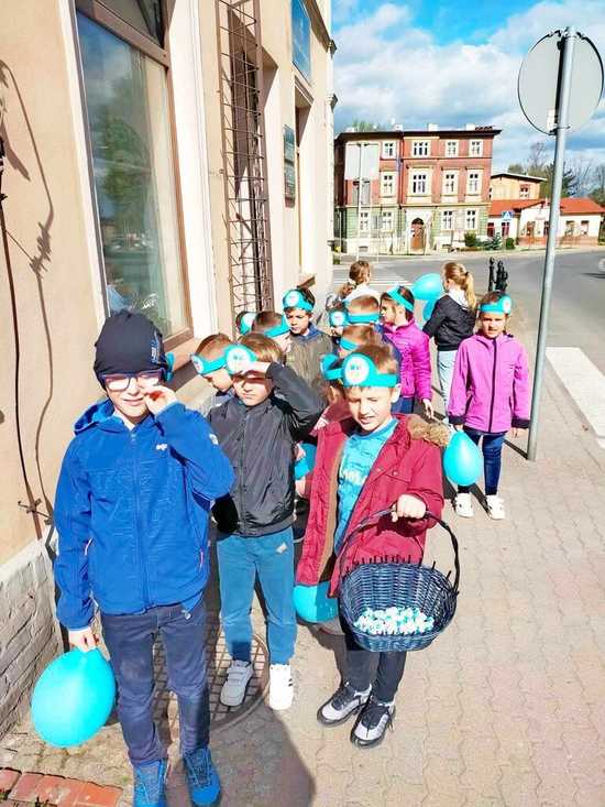 [FOTO] Uczniowie ze Szkoły Podstawowej w Żarowie obchodzili Światowy Dzień Świadomości Autyzmu