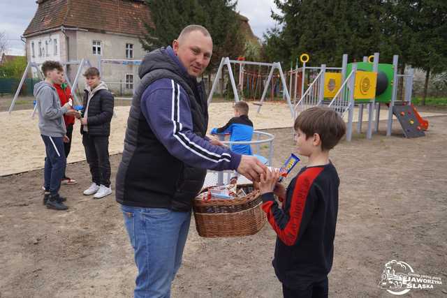 [FOTO] Nowoczesne urządzenia, nowe oświetlenie, siłownia plenerowa. Mieszkańcy Bolesławic mają nowe miejsce rekreacji