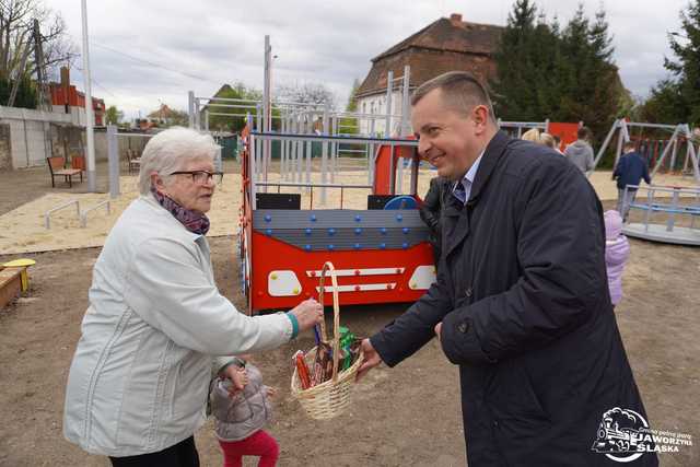 [FOTO] Nowoczesne urządzenia, nowe oświetlenie, siłownia plenerowa. Mieszkańcy Bolesławic mają nowe miejsce rekreacji