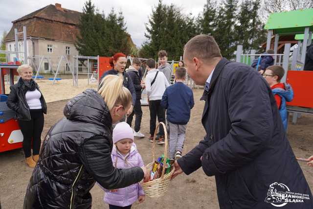 [FOTO] Nowoczesne urządzenia, nowe oświetlenie, siłownia plenerowa. Mieszkańcy Bolesławic mają nowe miejsce rekreacji