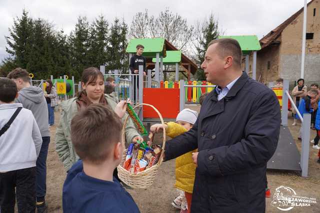 [FOTO] Nowoczesne urządzenia, nowe oświetlenie, siłownia plenerowa. Mieszkańcy Bolesławic mają nowe miejsce rekreacji