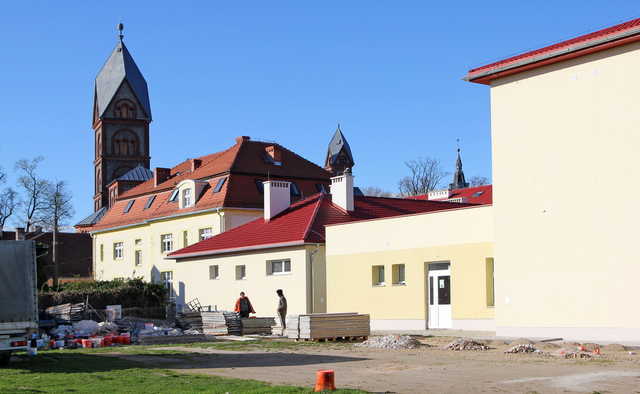 [FOTO] Zakończenie termomodernizacji szkoły w Roztoce coraz bliżej