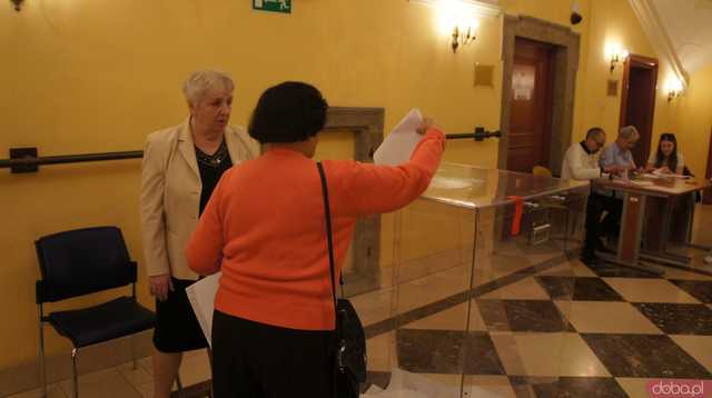 [FOTO] Mieszkańcy powiatu poszli do urn. Znamy frekwencję do godziny 12.00!