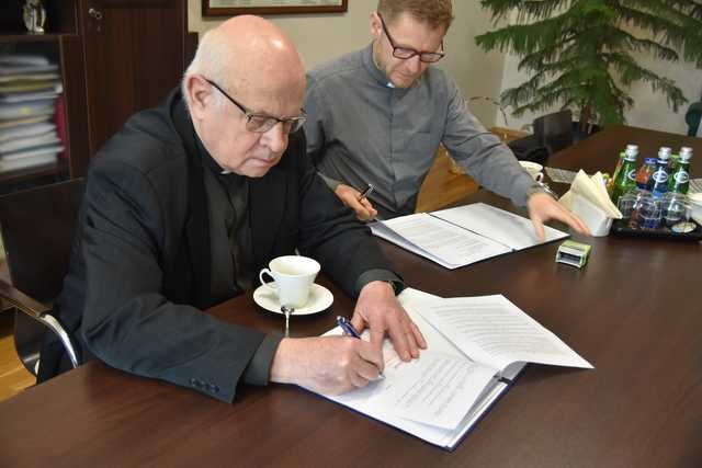 [FOTO] Podpisano umowy na prace konserwatorskie przy zabytkach sakralnych w Grodziszczu i Pszennie