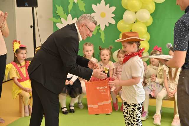 [WIDEO, FOTO] Strzegomskie przedszkolaki zaprezentowały swoje umiejętności wokalne