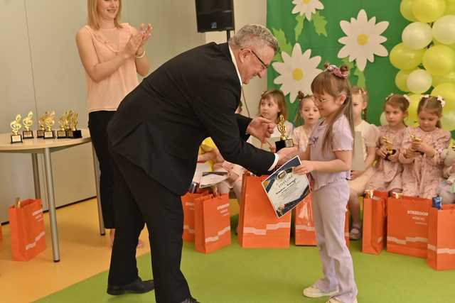 [WIDEO, FOTO] Strzegomskie przedszkolaki zaprezentowały swoje umiejętności wokalne