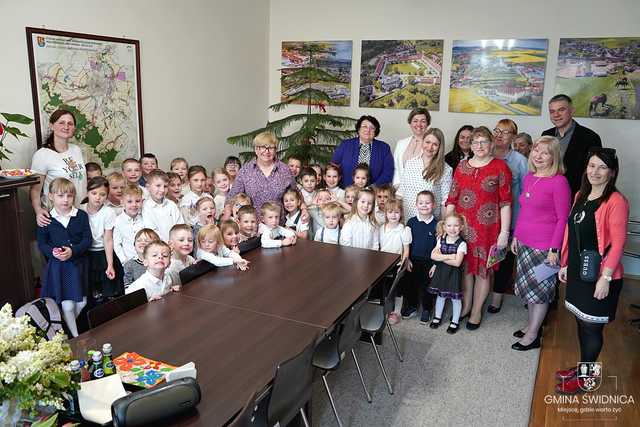 [FOTO] Przedszkolaki z Bajkowej Dolinki przyniosły wiosnę do Urzędu Gminy