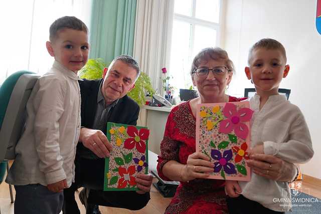 [FOTO] Przedszkolaki z Bajkowej Dolinki przyniosły wiosnę do Urzędu Gminy