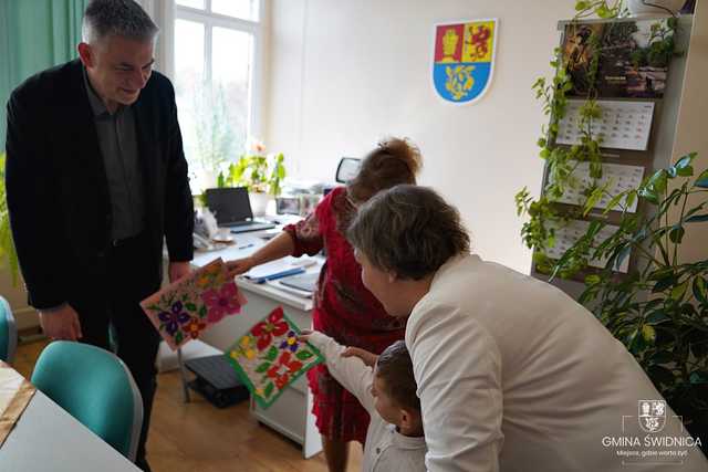 [FOTO] Przedszkolaki z Bajkowej Dolinki przyniosły wiosnę do Urzędu Gminy