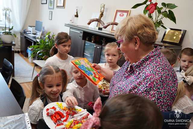 [FOTO] Przedszkolaki z Bajkowej Dolinki przyniosły wiosnę do Urzędu Gminy