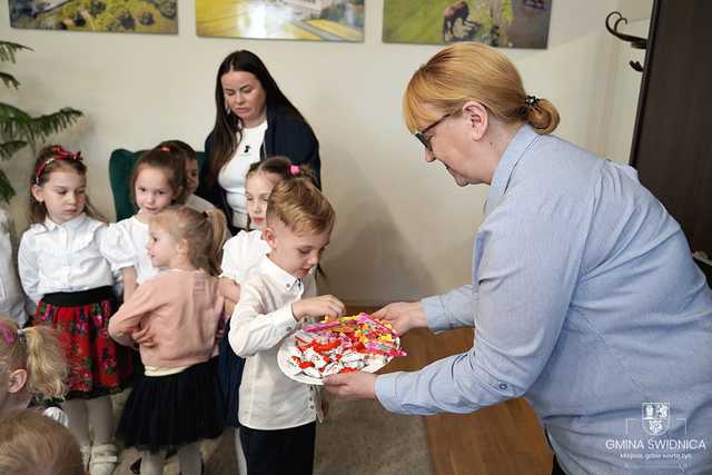 [FOTO] Przedszkolaki z Bajkowej Dolinki przyniosły wiosnę do Urzędu Gminy