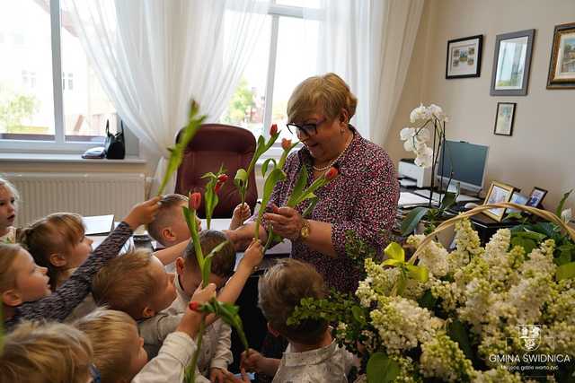 [FOTO] Przedszkolaki z Bajkowej Dolinki przyniosły wiosnę do Urzędu Gminy