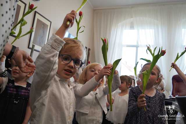 [FOTO] Przedszkolaki z Bajkowej Dolinki przyniosły wiosnę do Urzędu Gminy