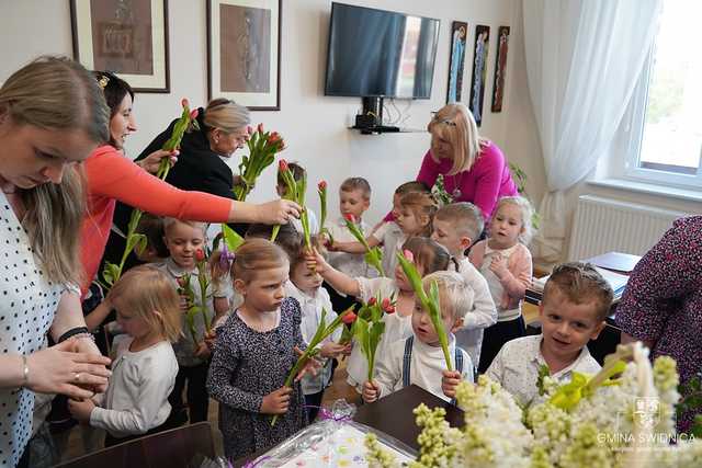 [FOTO] Przedszkolaki z Bajkowej Dolinki przyniosły wiosnę do Urzędu Gminy