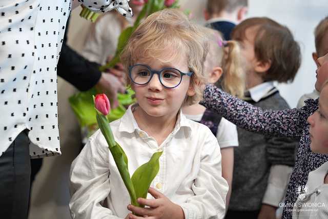 [FOTO] Przedszkolaki z Bajkowej Dolinki przyniosły wiosnę do Urzędu Gminy