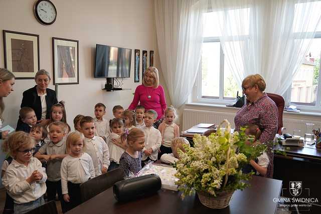 [FOTO] Przedszkolaki z Bajkowej Dolinki przyniosły wiosnę do Urzędu Gminy