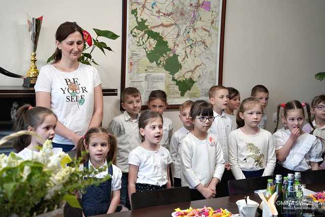 [FOTO] Przedszkolaki z Bajkowej Dolinki przyniosły wiosnę do Urzędu Gminy